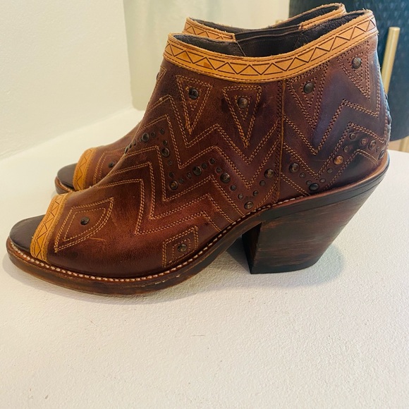 NWOB Reba Justin 7B Brown Leather Peep Toe Embroidered Studded Bootie - Picture 4 of 9